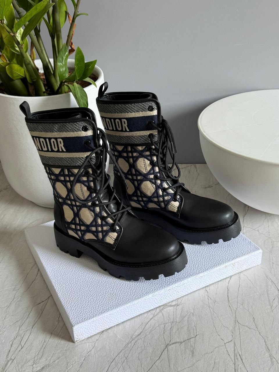 Sporty Low-Top Sneakers - Style 2